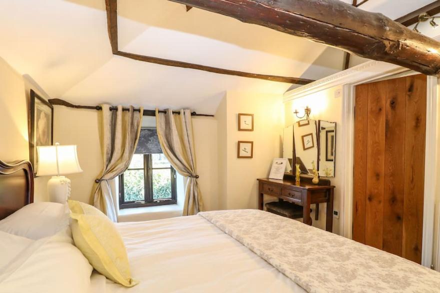 THE BARN, pet friendly, character holiday cottage in Saham Hills