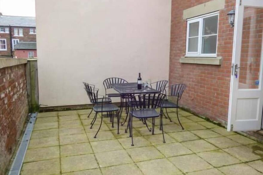 OYSTERCATCHER COTTAGE, pet friendly, with a garden in Whitby