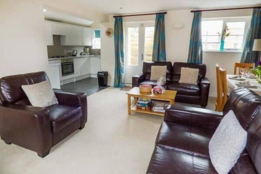 OYSTERCATCHER COTTAGE, pet friendly, with a garden in Whitby