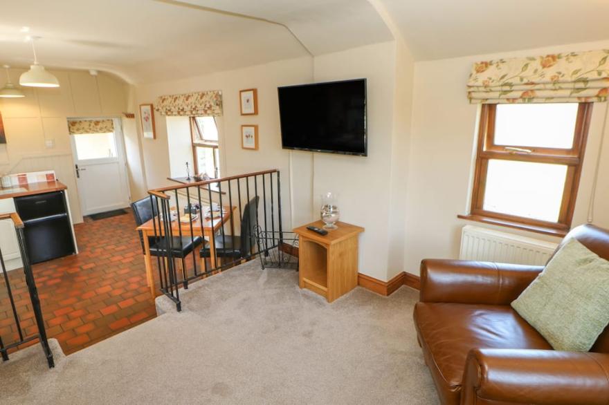 MEADOWS EDGE, pet friendly, character holiday cottage in Holwick