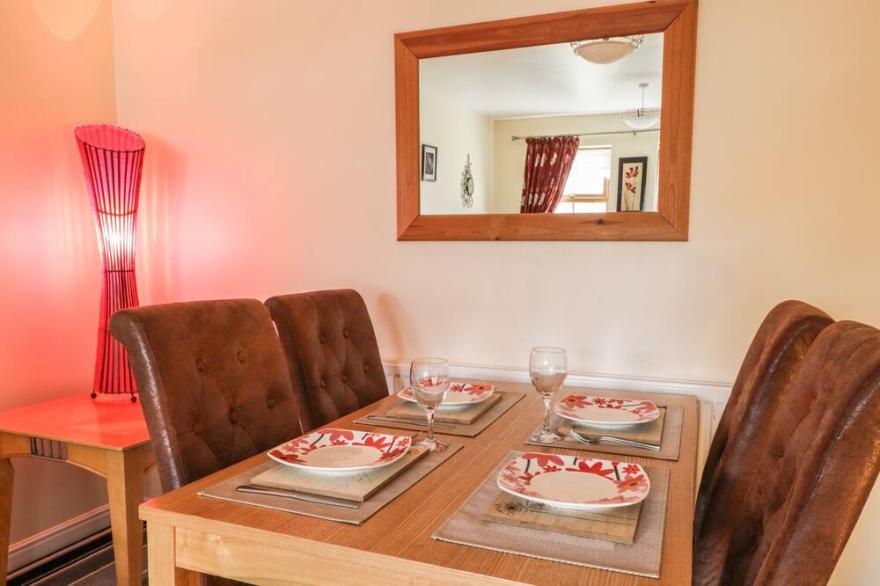 BISHOP COTTAGE, pet friendly, country holiday cottage in Skinningrove