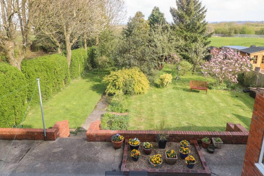 THE OLD GROCERY, pet friendly, with a garden in Barrow Hill