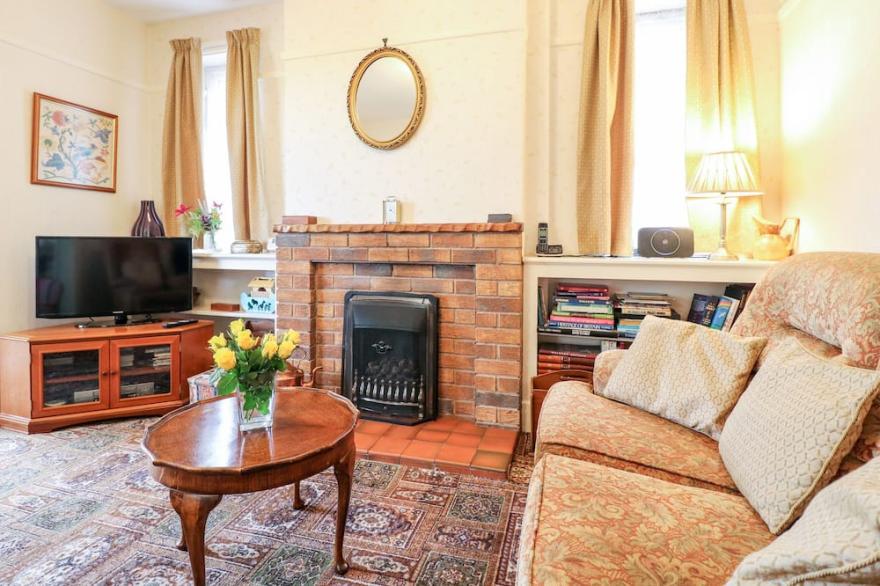 THE OLD GROCERY, pet friendly, with a garden in Barrow Hill