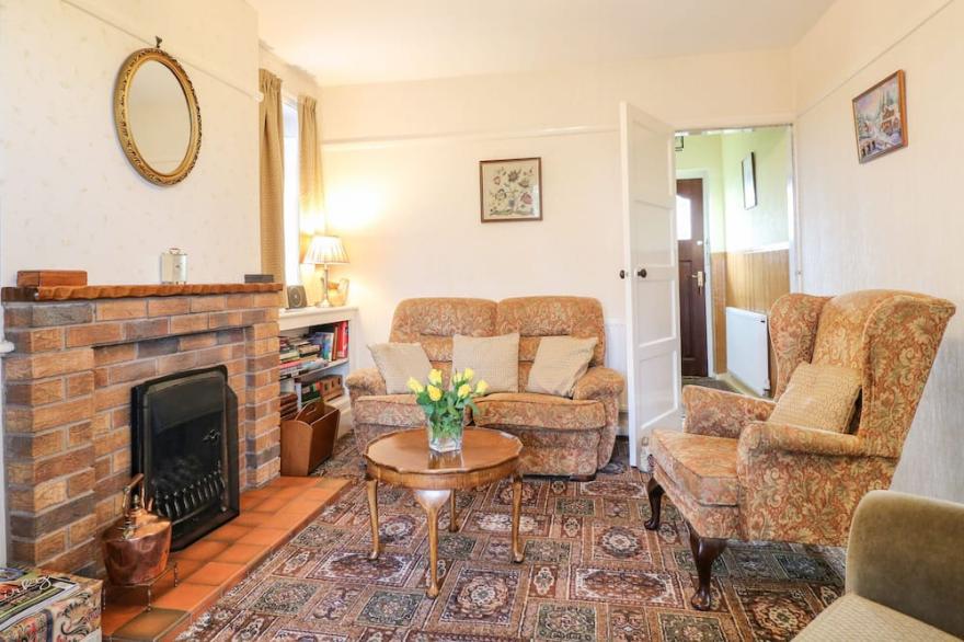 THE OLD GROCERY, pet friendly, with a garden in Barrow Hill