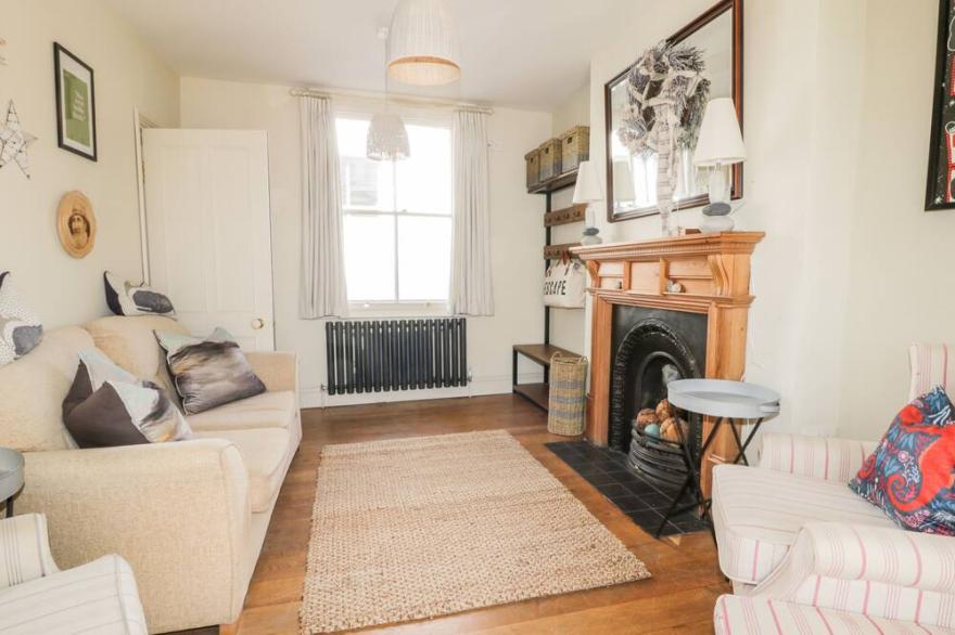 47 PRINCESS STREET, family friendly, with open fire in Scarborough