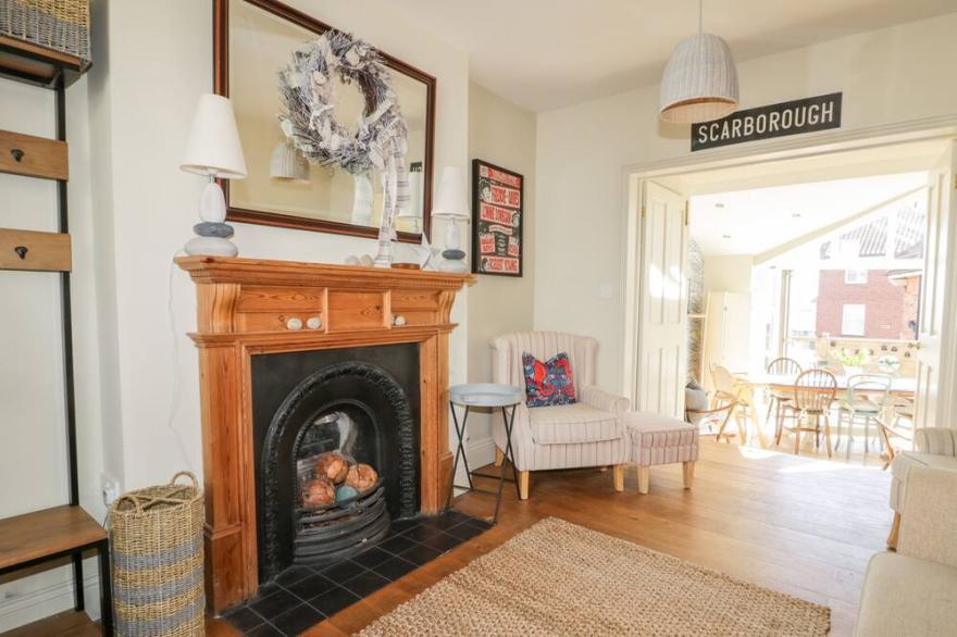 47 PRINCESS STREET, family friendly, with open fire in Scarborough