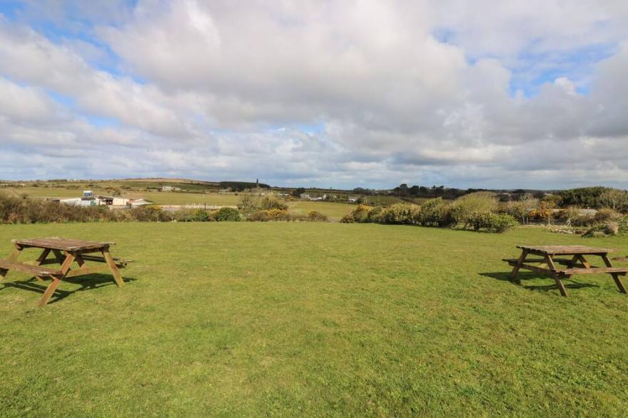 MYNHEER FARM BARN, family friendly, with open fire in Redruth