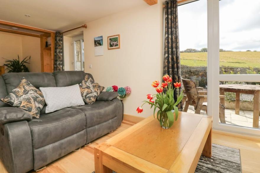 MYNHEER FARM BARN, family friendly, with open fire in Redruth