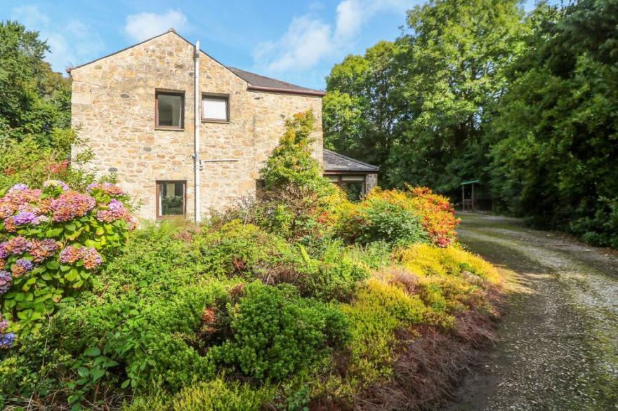 AVALLON, pet friendly, character holiday cottage in Penzance