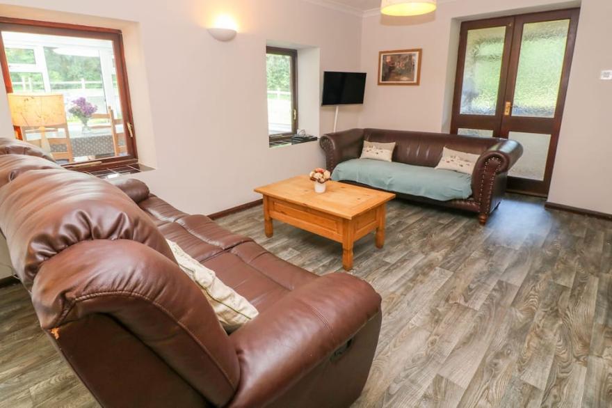 AVALLON, pet friendly, character holiday cottage in Penzance