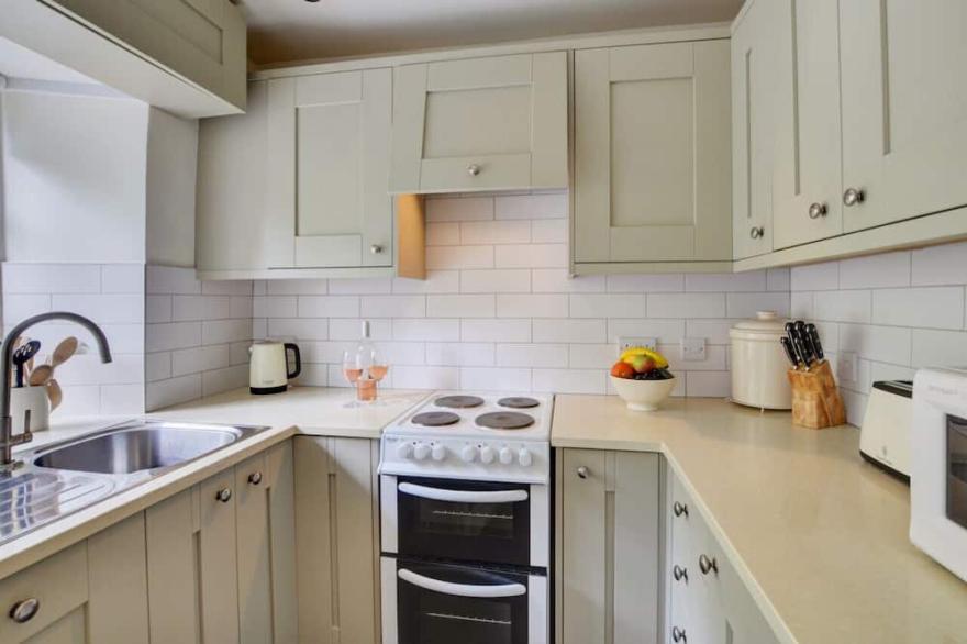 Mill Race Cottage - Two Bedroom House, Sleeps 4