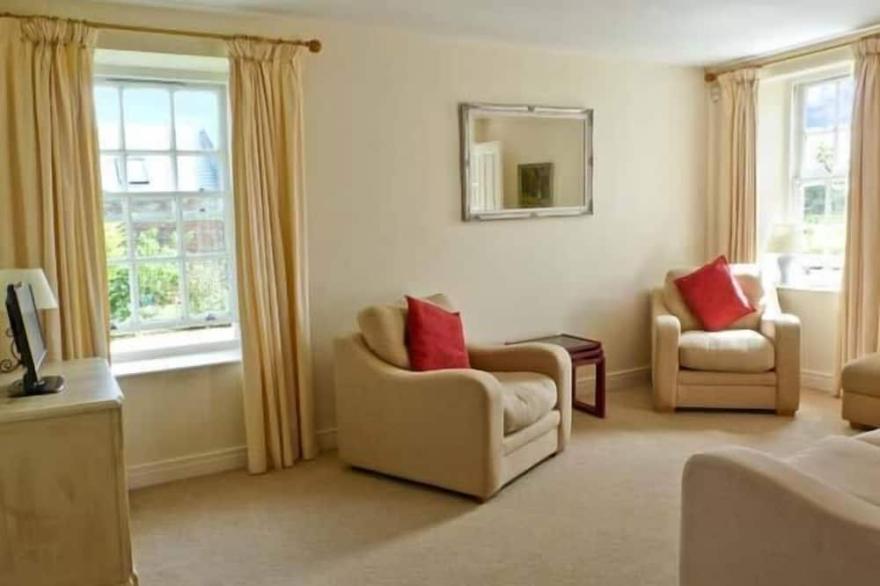 KENNELS COTTAGE, pet friendly, with a garden in St Boswells