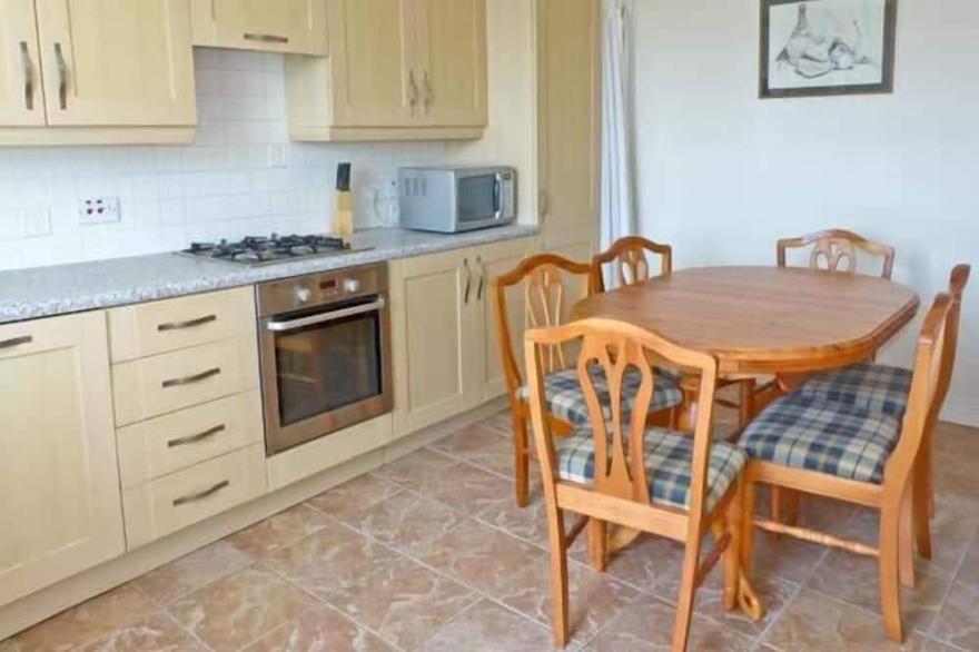 KENNELS COTTAGE, pet friendly, with a garden in St Boswells