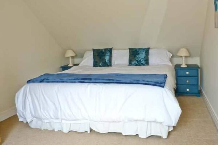 KENNELS COTTAGE, pet friendly, with a garden in St Boswells