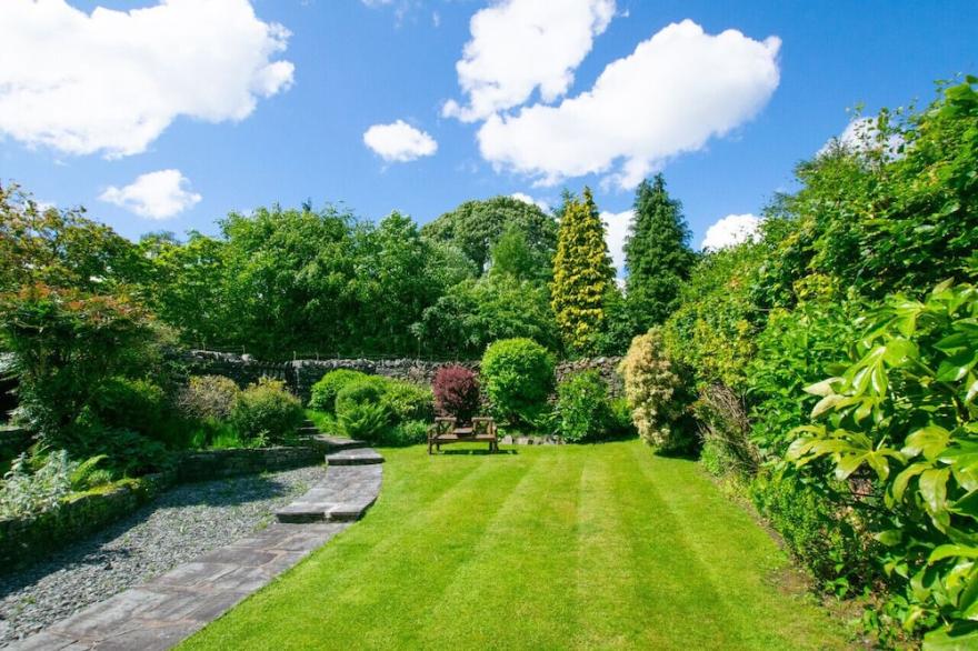 Anniversary Cottage - Three Bedroom House, Sleeps 6