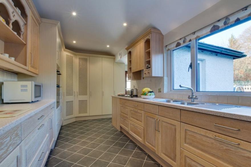Anniversary Cottage - Three Bedroom House, Sleeps 6