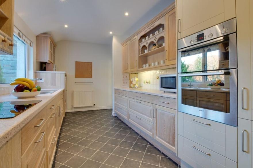 Anniversary Cottage - Three Bedroom House, Sleeps 6