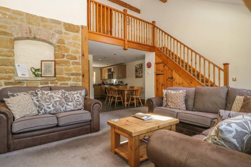 THE GRANARY, family friendly, character holiday cottage in Thirsk