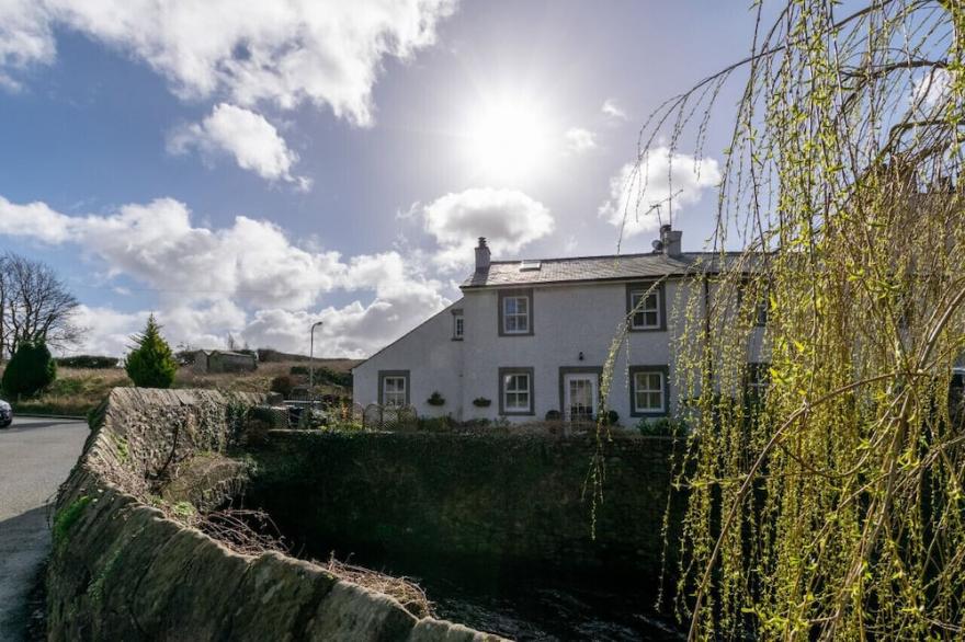 Cark House Cottage - Three Bedroom House, Sleeps 6