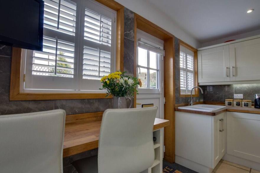 Cark House Cottage - Three Bedroom House, Sleeps 6