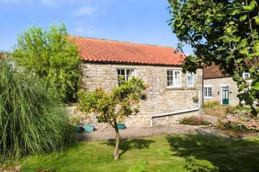 PEG'S COTTAGE, pet friendly, character holiday cottage in Helmsley