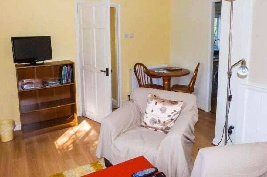 PEG'S COTTAGE, pet friendly, character holiday cottage in Helmsley