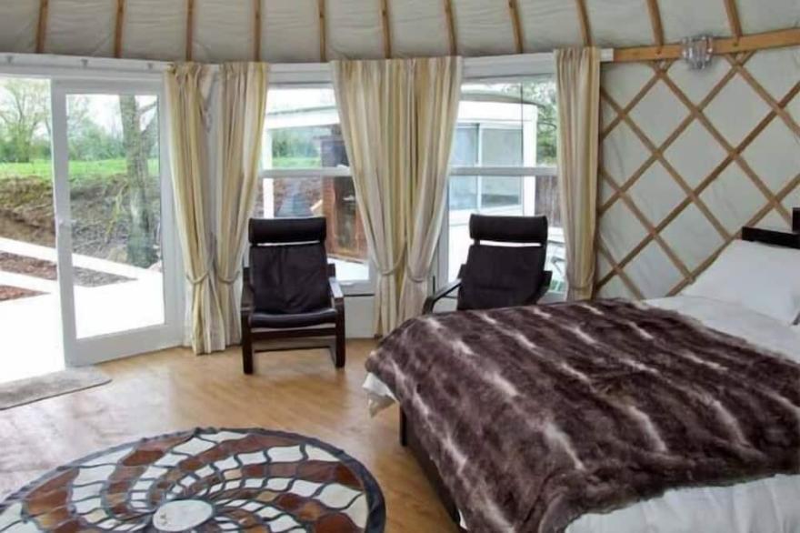 LAKEVIEW YURT, pet friendly, character holiday cottage in Beckford