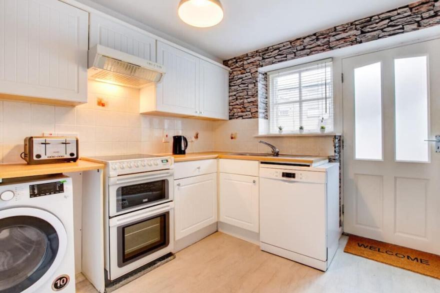 Greyhound Cottage - Two Bedroom House, Sleeps 4