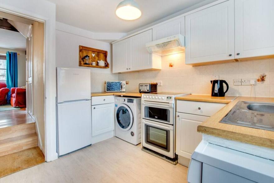 Greyhound Cottage - Two Bedroom House, Sleeps 4