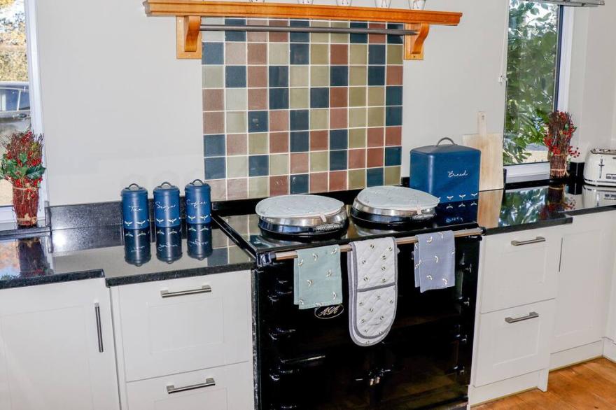 MANOR WOOD, pet friendly, luxury holiday cottage in Farndon