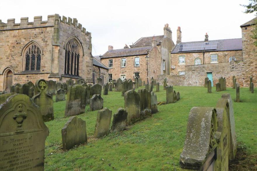 CHURCH COTTAGE, pet friendly, with open fire in Barnard Castle