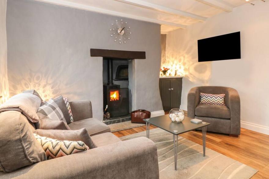 COB COTTAGE, pet friendly, luxury holiday cottage in St Columb Major