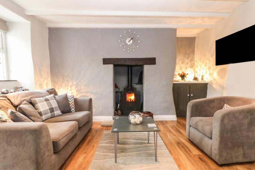 COB COTTAGE, pet friendly, luxury holiday cottage in St Columb Major