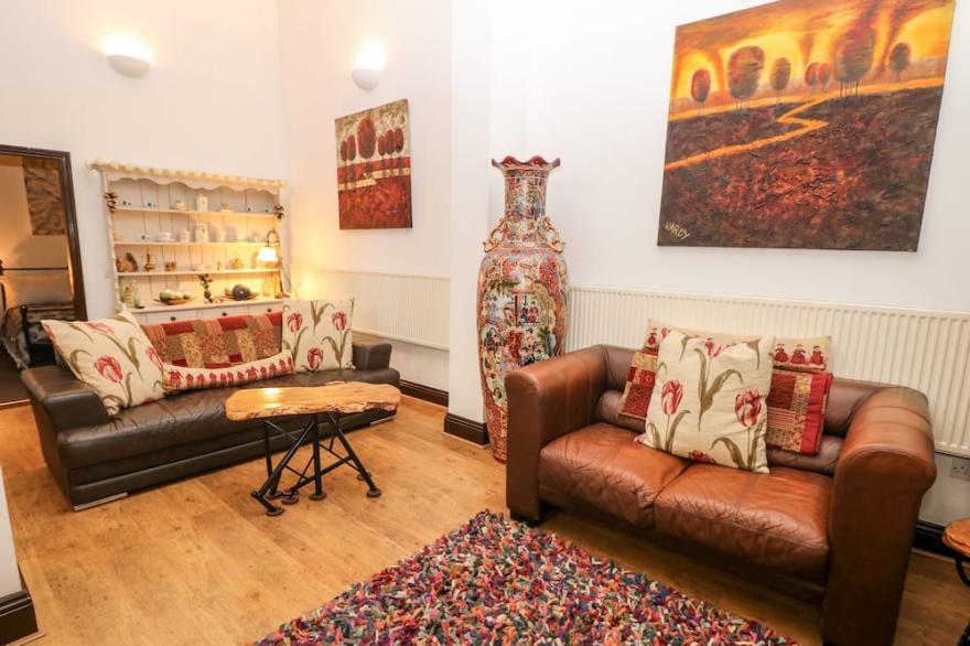 CAMBRIDGE LODGE, luxury holiday cottage, with a garden in Wensley