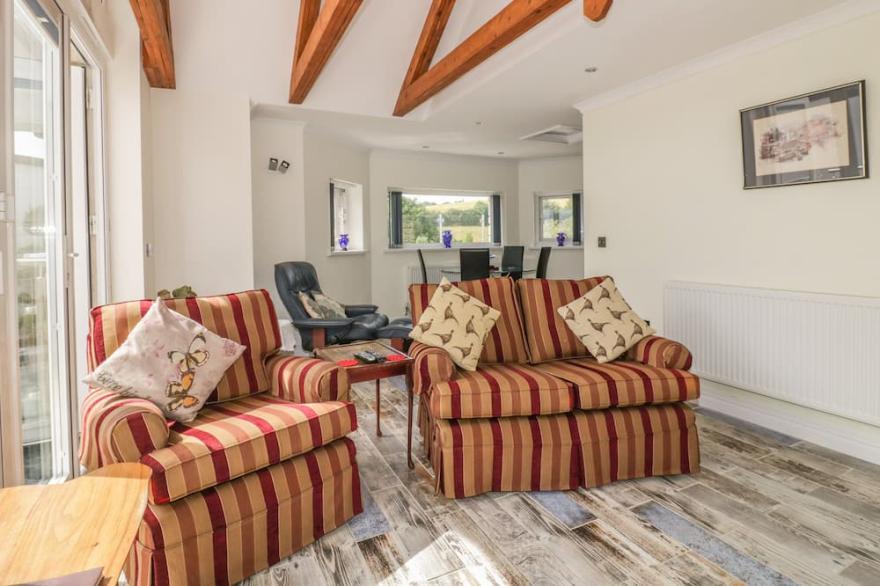 CHAPEL GREEN STUDIO 2, pet friendly, with pool in Polgooth