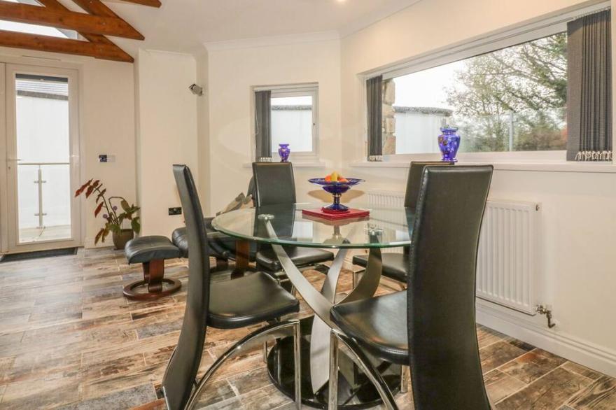 CHAPEL GREEN STUDIO 2, pet friendly, with pool in Polgooth