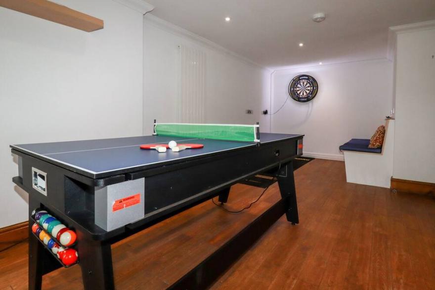 CHAPEL GREEN STUDIO 2, pet friendly, with pool in Polgooth