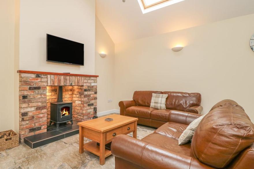 PEAR TREE COTTAGE, family friendly, with open fire in Dunnington