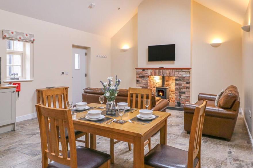 PEAR TREE COTTAGE, family friendly, with open fire in Dunnington