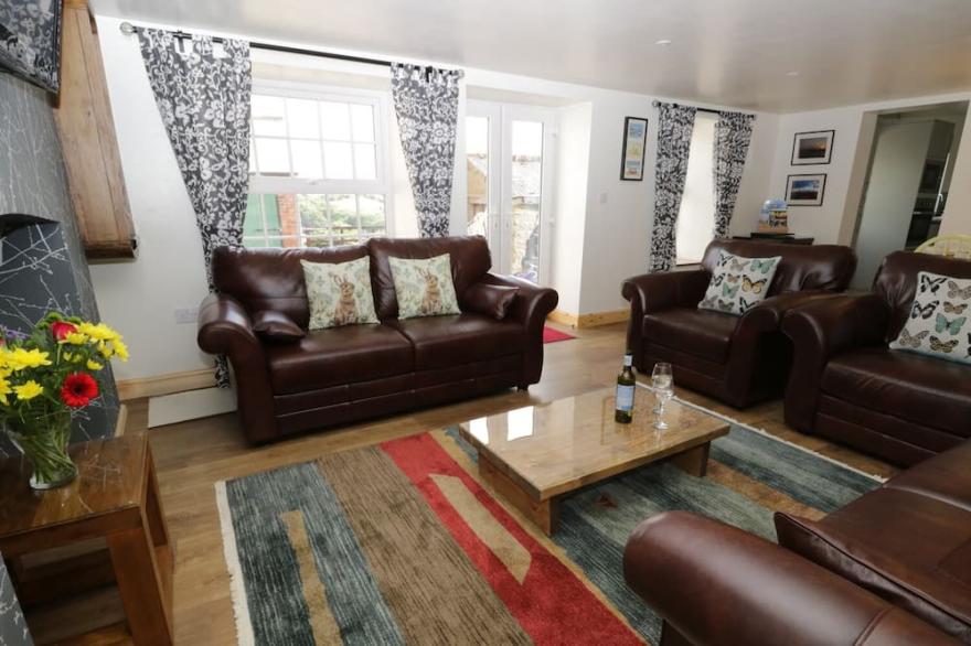 RAW PASTURES, family friendly, with a garden in Whitby