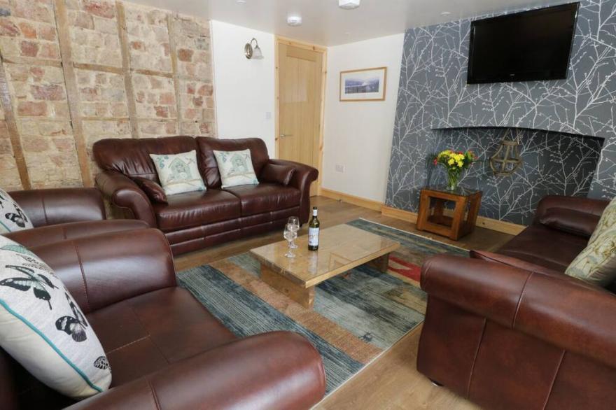 RAW PASTURES, family friendly, with a garden in Whitby