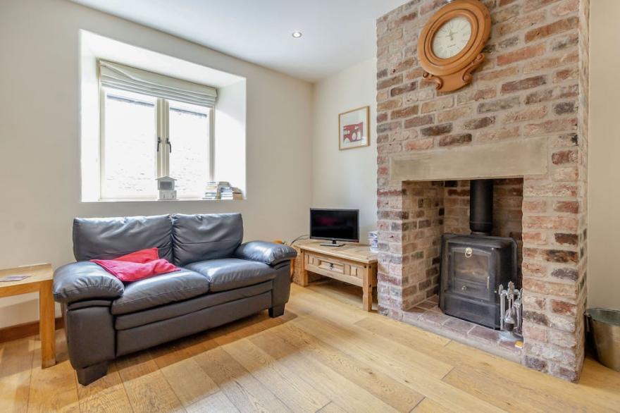 THE RUMBLINGS 1, pet friendly, character holiday cottage in Barlow