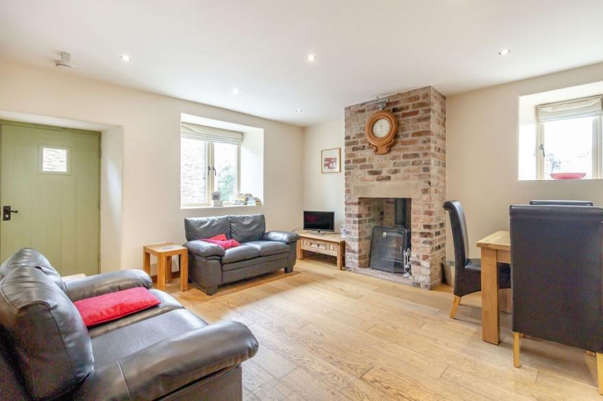 THE RUMBLINGS 1, pet friendly, character holiday cottage in Barlow