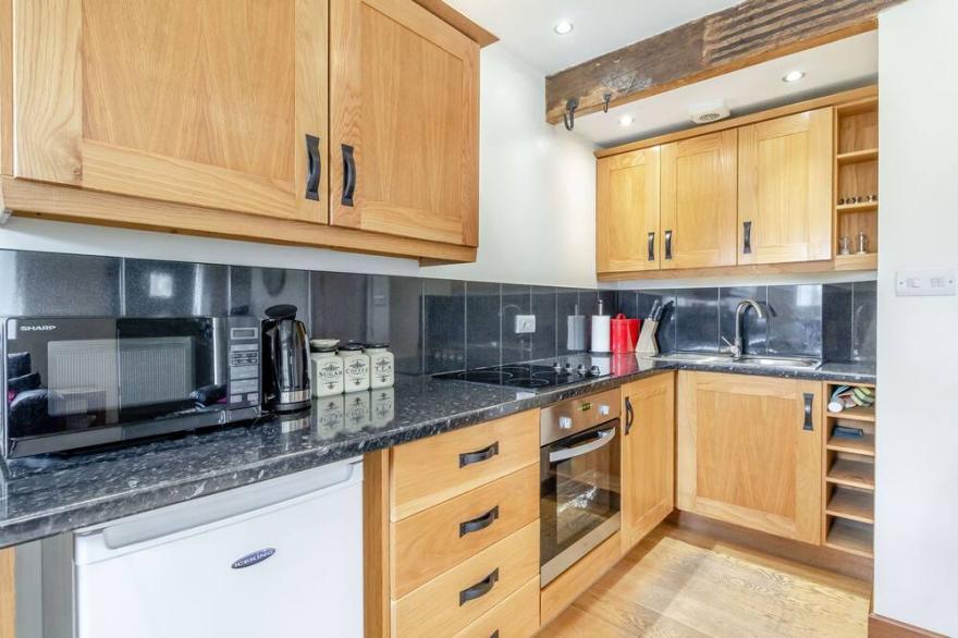 THE RUMBLINGS 1, pet friendly, character holiday cottage in Barlow
