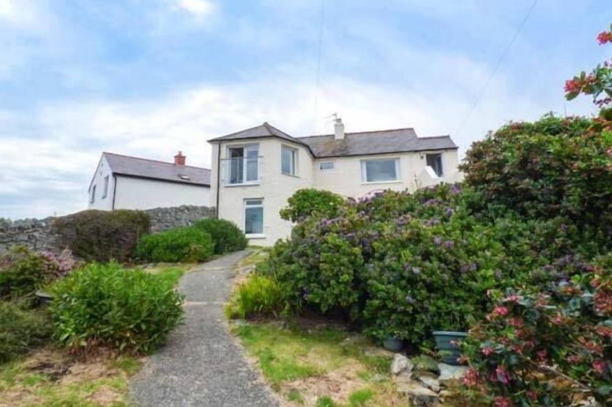 TY'R ENFYS BACH - UPPER, family friendly in Trearddur Bay