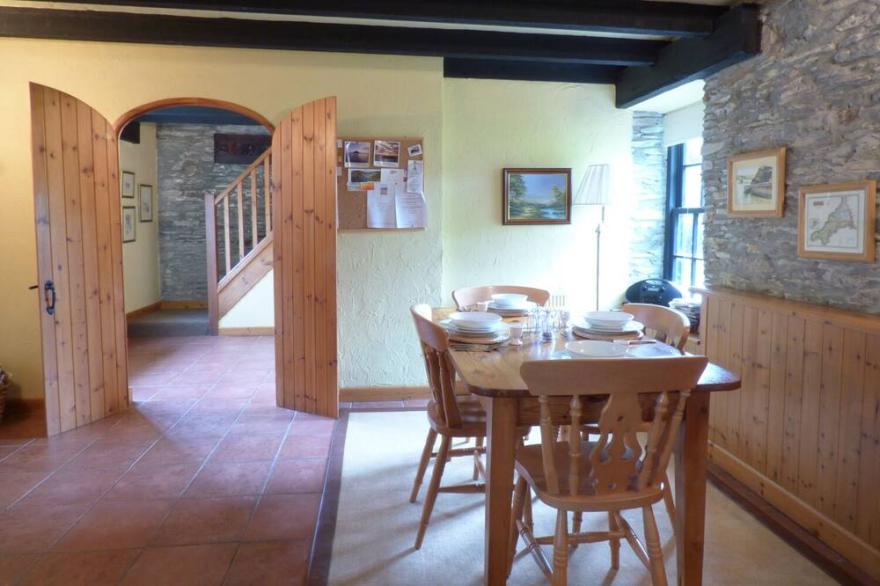OLD WINERY COTTAGE, pet friendly, with open fire in Golant