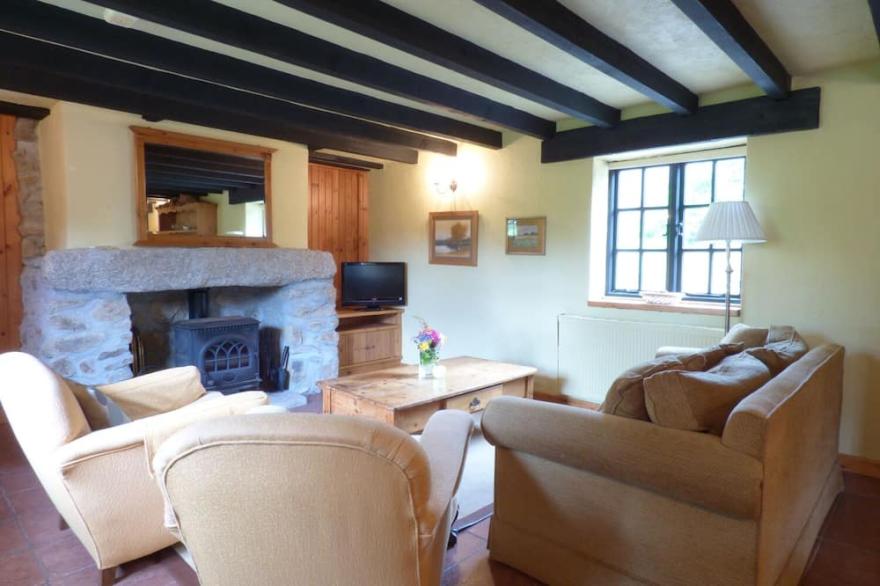 OLD WINERY COTTAGE, pet friendly, with open fire in Golant