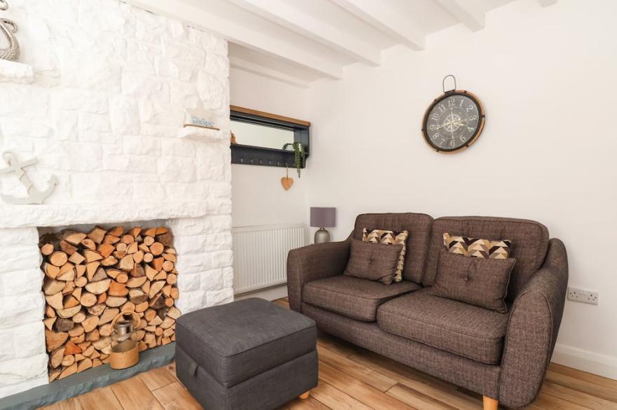 SANDY SHELL COTTAGE, pet friendly in Conwy