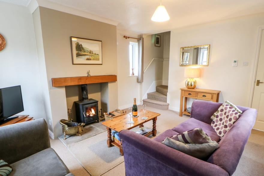 CLEEVE COTTAGE, family friendly, with open fire in Middleham