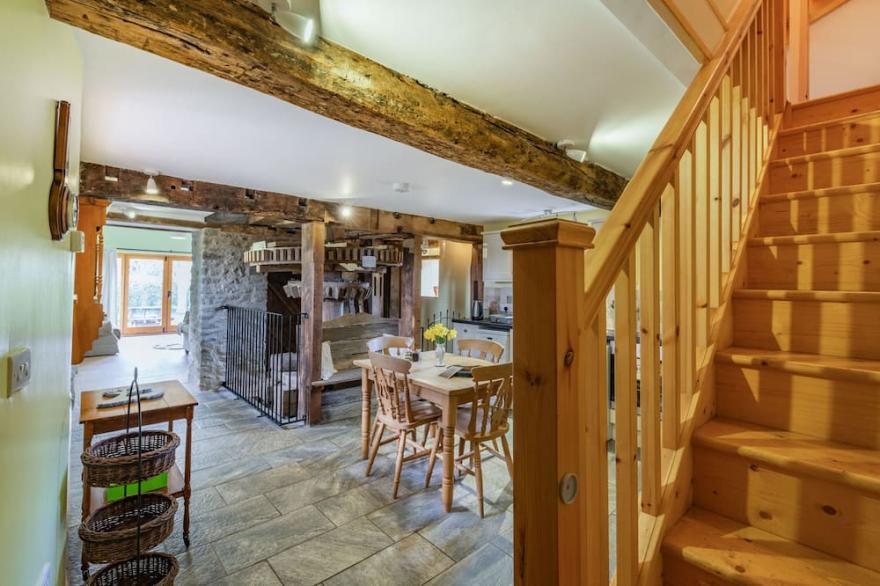 THE OLD MILL, pet friendly, character holiday cottage in Stockton